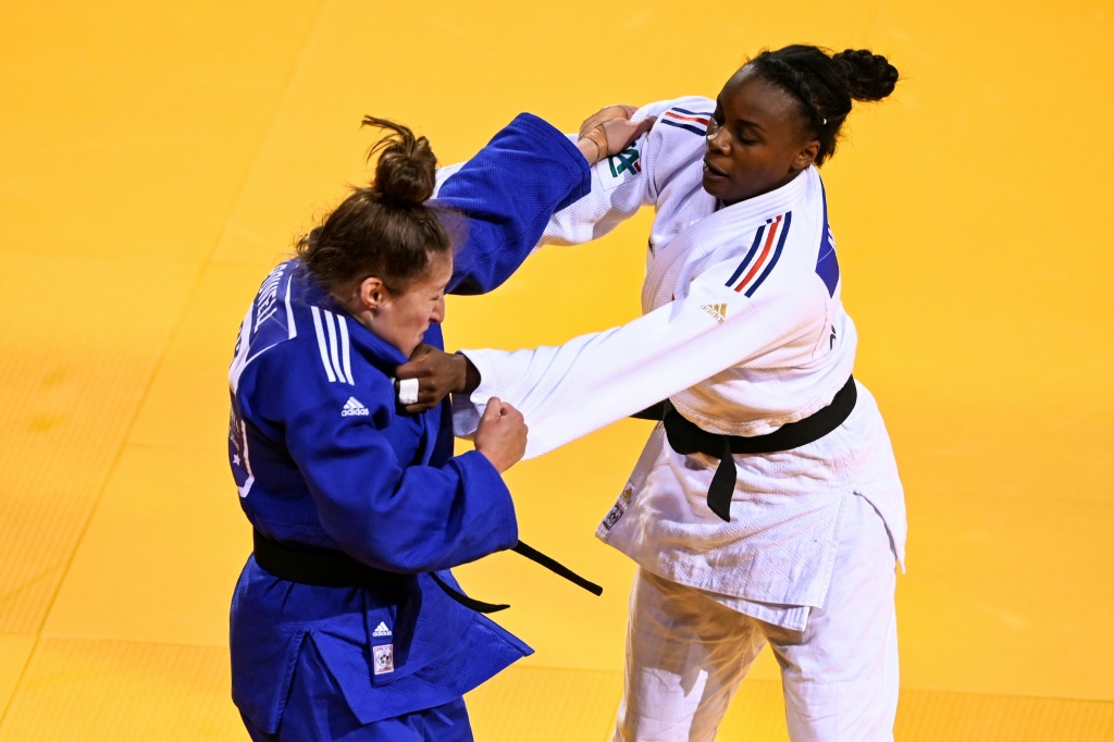 La Française Madeleine Malonga face à la Britannique Natalie Powell, lors de leur combat de repêchage (-78 kg) aux Championnats d'Europe de judo, le 1er mai 2022 à Sofia