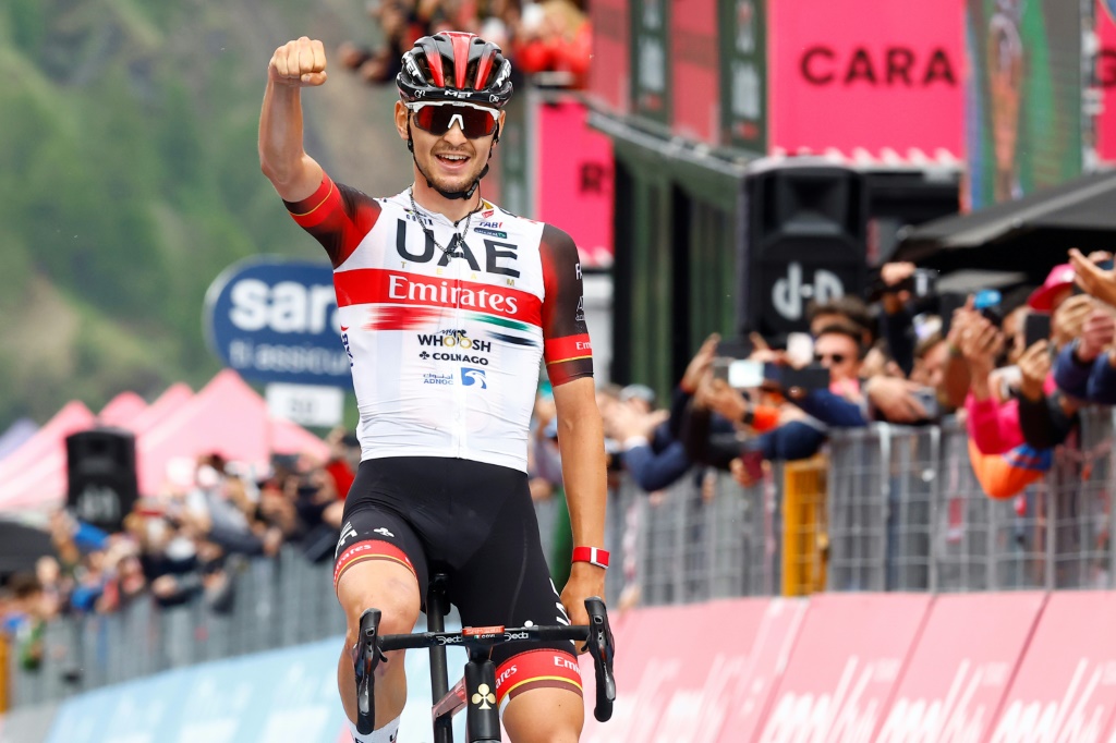 La joie de l'Italien Alessandro Covi, vainqueur de la 20e et avant-dernière étape du Giro, le 28 mai 2022 au Passo Fedaia