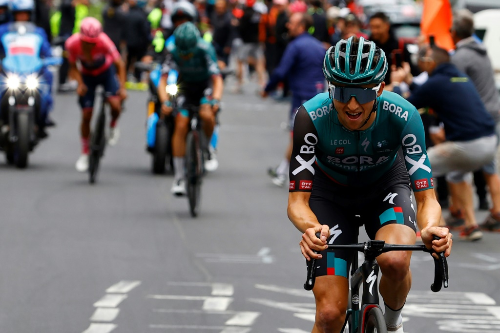 L'Australian Jai Hindley lâche le leader du Giro, l'Equatorien Richard Carapaz (g), lors de la 20e et avant-dernière étape, remportée par l'Italien Alessandro Covi, le 28 mai 2022 au Passo Fedaia