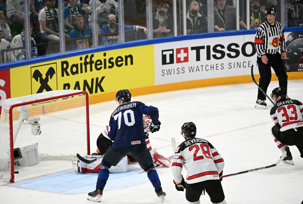 L'attaquant finlandais Sakari Manninen marque le but en or (4-3 a.p.)  face aux Canadiens, champions du monde en titre, qui offre une 4e couronne mondiale à son pays, le 29 mai 2022 à Tampere