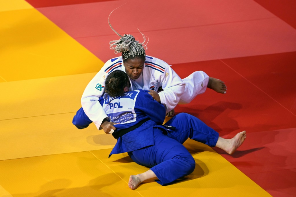 La Française Romane Dicko, victorieuse par ippon en 44 sec de la Polonaise Kinga Wolszczak, en quart de finale (+78 kg) aux Championnats d'Europe de judo, le 1er mai 2022 à Sofia