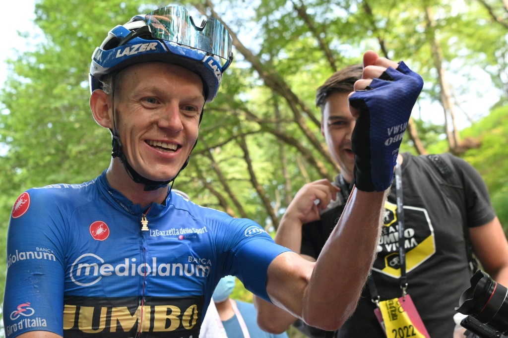 La joie du Néerlandais Koen Bouwman, après avoir remporté la 19e étape du Giro, disputée entre Marano Lagunare et Santuario di Castelmonte, le 27 mai 2022