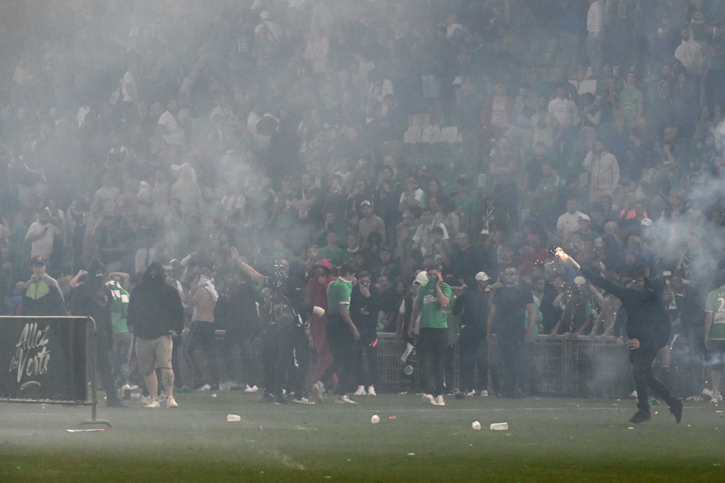 Des supporters ont envahi la pelouse du stade Geoffroy-Guichard et lancé des fumigènes à l'horizontale après le barrage retour L1/L2 perdu, le 29 mai 2022 par Saint-Étienne contre Auxerre (1-1/1-1, 5 t.a.b. à 4), qui relègue les Verts en Ligue 2.