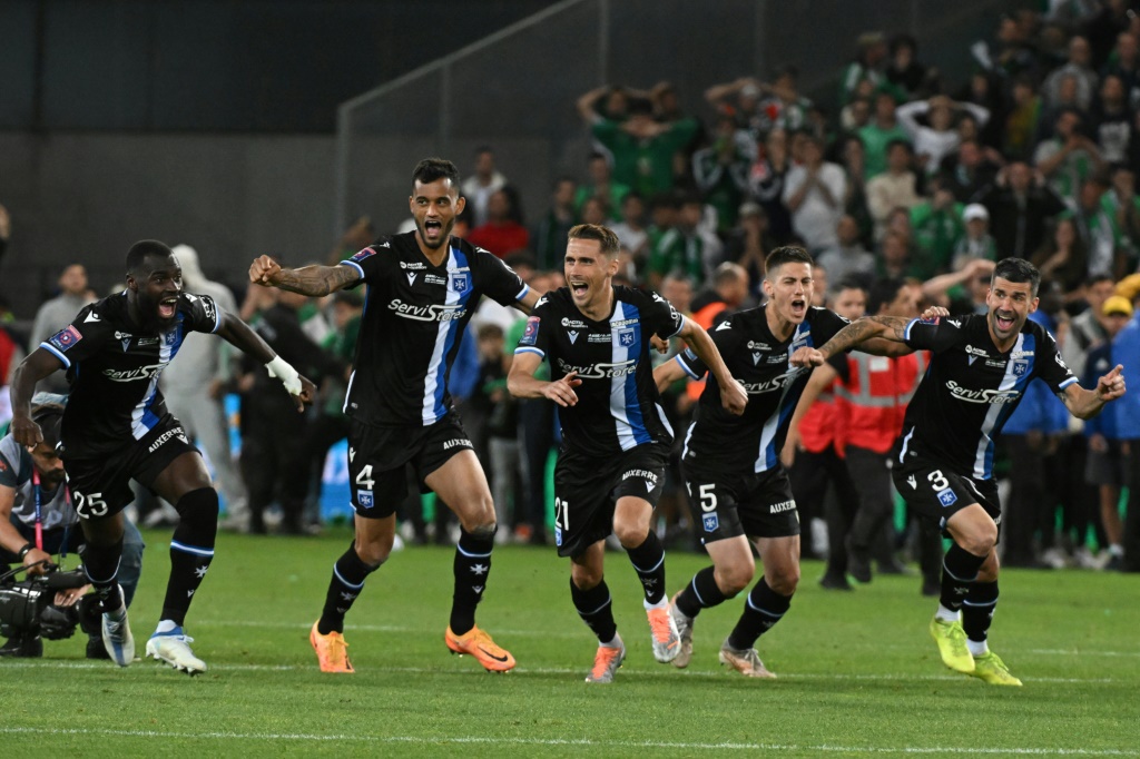 La joie des Auxerrois, après avoir battu Saint-Etienne aux tirs au but (1-1, 5-4 t.a.b.) en barrage retour L1/L2, le 29 mai 2022 au Stade Geoffroy-Guichard, synonyme de montée en Ligue 1