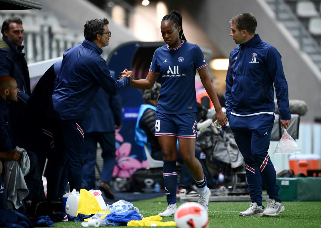 L'attaquante du Paris Saint-Germain Marie-Antoinette Katoto quitte la pelouse en boitillant, lors du match de la 21e journée de D1 contre Lyon, le 29 mai 2022 au Stade Jean Bouin à Paris