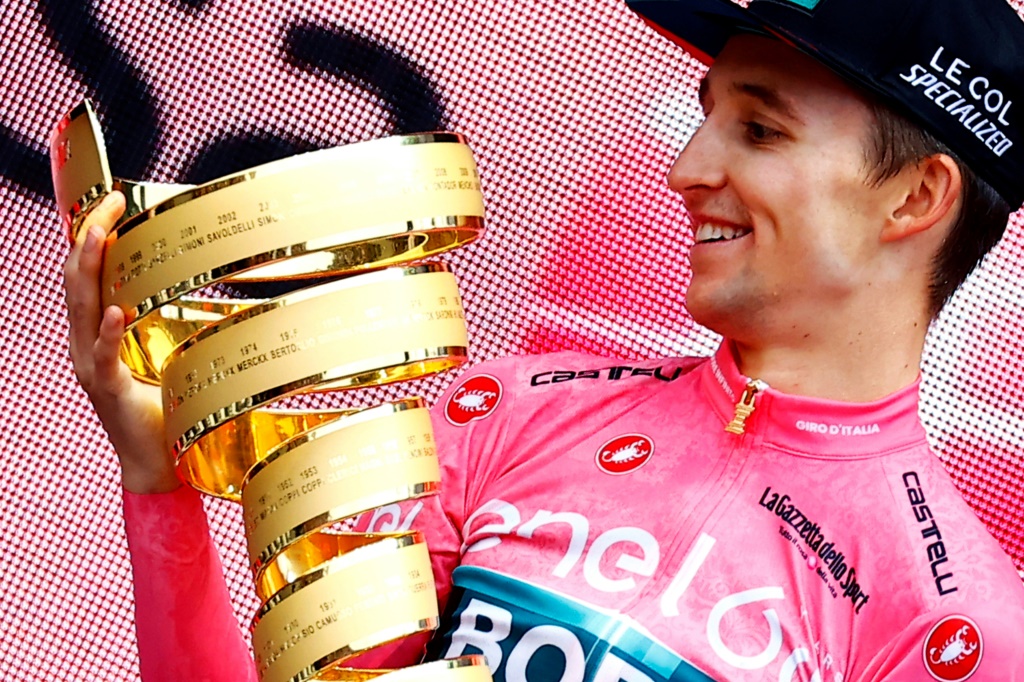 La joie de l'Australian Jai Hindley, vainqueur du Giro, à l'issue de la 21e étape, un contre-la-montre à Vérone, le 29 mai 2022
