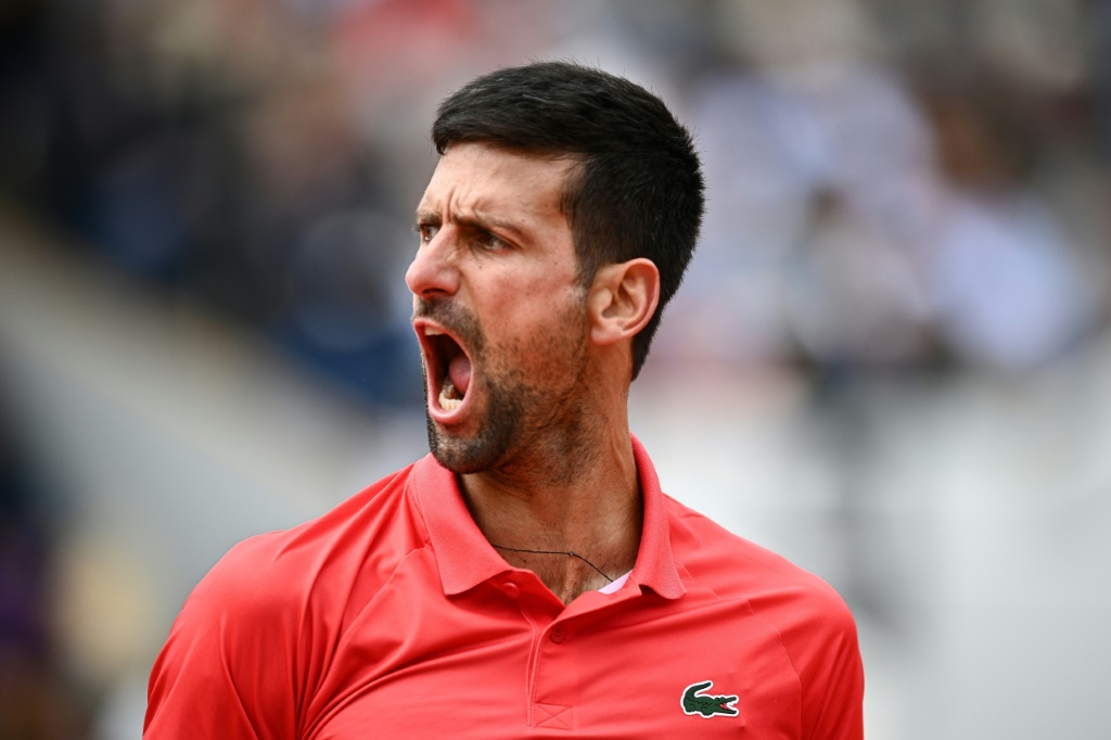 Le Serbe Novak Djokovic, après un point gagnant face à  l'Argentin Diego Schwartzman, en 8e de finale du tournoi de Roland-Garros, le 29 mai 2022