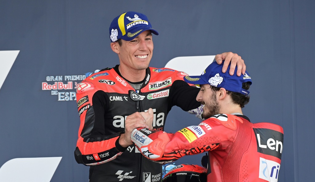 L'Espagnol Aleix Espargaro (Aprilia), 3e du GP MotoGP d'Espagne, félicité sur le podium par l'Italien Francesco Bagnaia, vainqueur, le 1er mai 2022 à Jerez de la Frontera