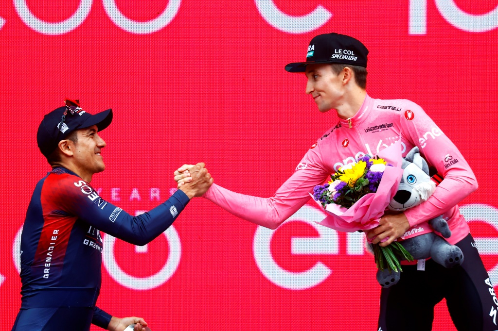 L'Equatorien Richard Carapaz, 2e et vainqueur du Giro en 2019, félicite Jai Hindley, premier Australien à remporter le Tour d'Italie, le 29 mai 2022 à Vérone