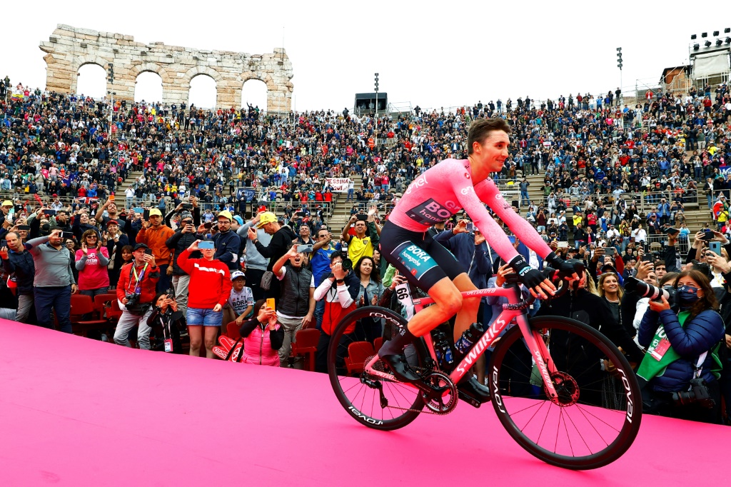 La joie de l'Australien Jai Hindley, acclamé dans les arènes de Vérone, le 29 mai 2022, après avoir remporté le Giro, au terme du contre-la-montre de la 21e étape
