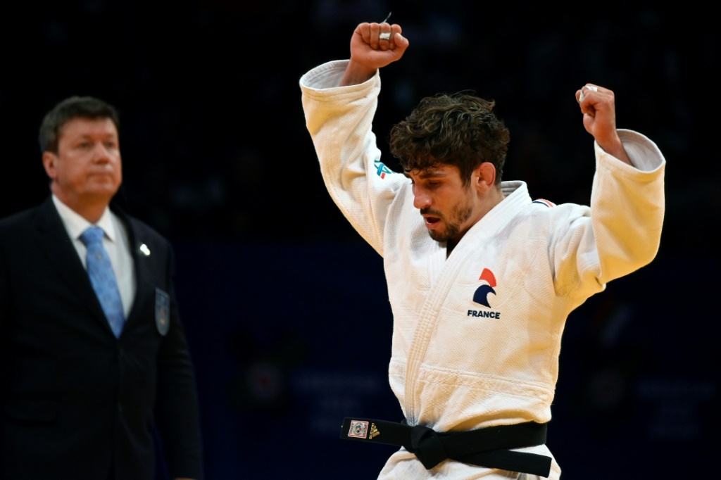 La joie du Français Cédric Revol, après avoir remporté la médaille de bronze (-60 kg) en battant le Géorgien Lukhumi Chkhvimiani, lors des Championnats d'Europe de judo, le 1er mai 2022 à Sofia