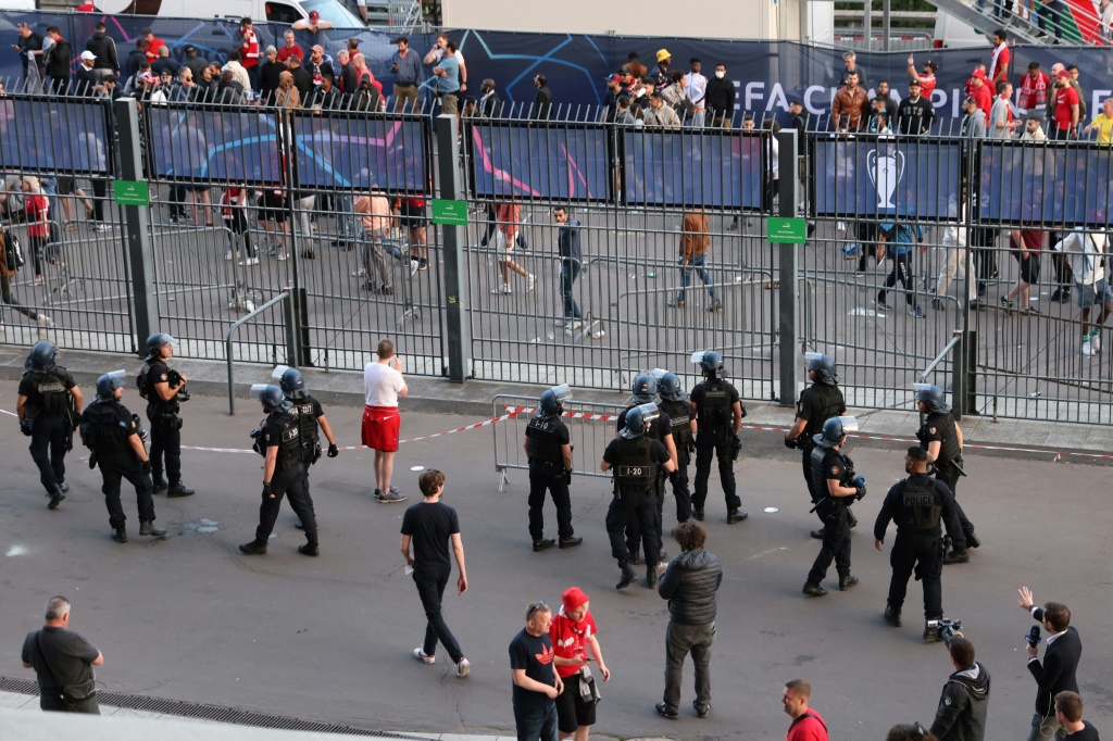 Les forces de police déployées aux abords du Stade de France avant la finale de Ligue des champions entre le Real Madrid et Liverpool, le 28 mai 2022 à Saint-Denis