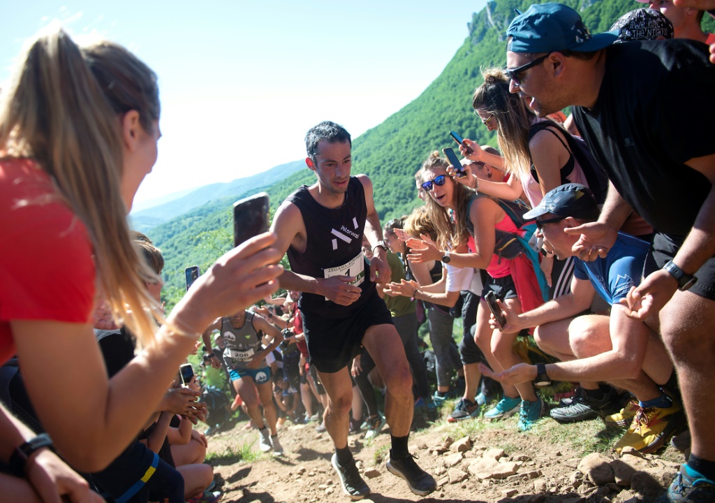 Des spectateurs encouragent l'Espagnol Kilian Jornet, vainqueur pour la 10e fois en 11 participations du trail de Zegama-Aizkorri, le 29 mai 2022 au Pays basque