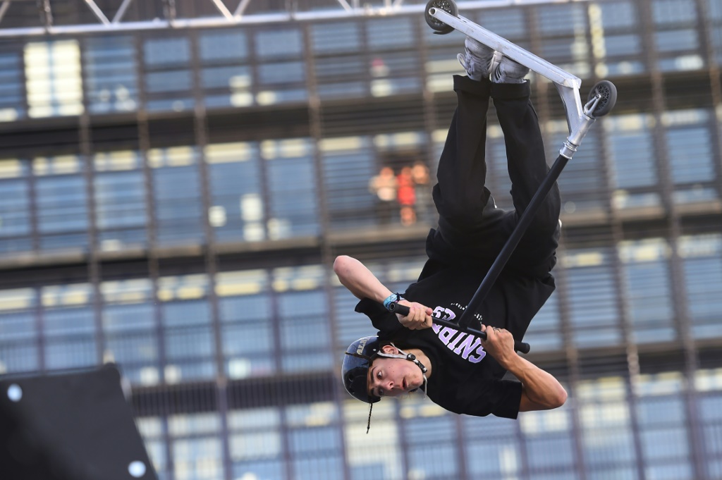Le Français Esteban Clot sur sa trottinette, lors de l'épreuve de street park, le 26 mai 2022 au Festival International des Sports extrêmes à Montpellier