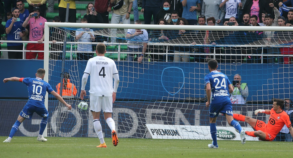 Florian Tardieu inscrit un de ses deux penalties contre Lille, le 1er mai 2022 au stade de l'Aube