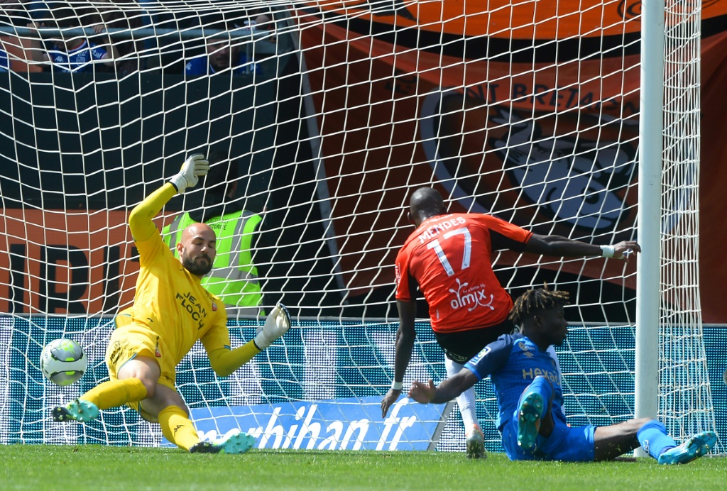 L'attaquant malien El Bilal Touré (d) marque le 2e but pour Reims face à Lorient, lors de la 35e journée de Ligue 1, le 1er mai 2022 au Stade du Moustoir