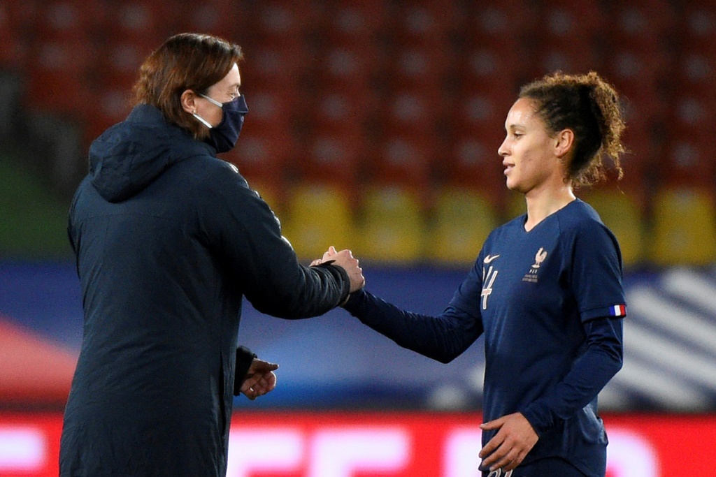 La jeune Ella Palis félicitée par Corinne Diacre à l'issue du match amical contre la Suisse à Metz, le 23 février 2021