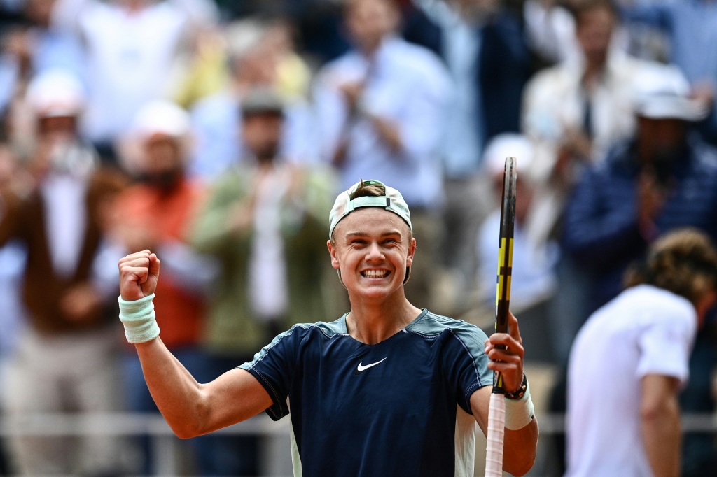 La joie du Danois Holger Rune, vainqueur en quatre sets du Grec Stefanos Tsitsipas, en 8e de finale du tournoi de Roland-Garros, le 30 mai 2022