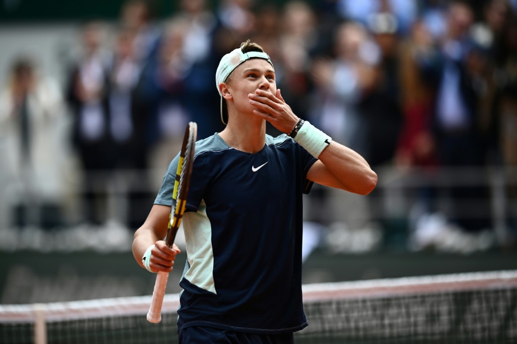La joie du Danois Holger Rune, vainqueur en quatre sets du Grec Stefanos Tsitsipas, en 8e de finale du tournoi de Roland-Garros, le 30 mai 2022