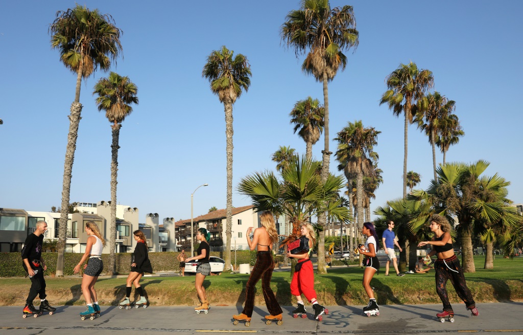 Des skaters de roller,  le long de Venice Beach, le 3 septembre 2020  rollerRoller Skates Regain Popularity Across America