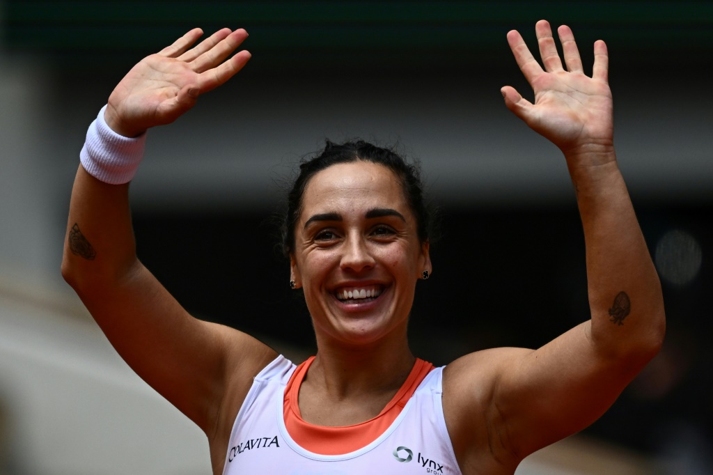 La joie de l'Italienne Martina Trevisan, après avoir battu la Canadienne Leylah Fernandez, 6-2, 6-7 (7/3), 6-3, en quarts de finale du tournoi de Roland-Garros, le 31 mai 2022
