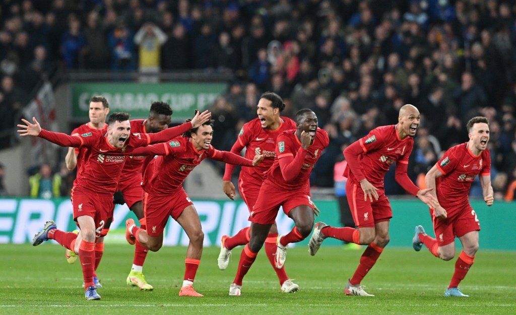 La joie des joueurs de Liverpool, après avoir remporté la Coupe de la Ligue en battant Chelsea à l'issue de la séance de tirs au but (0-0, 11-10 t.a.b.), le 27 février 2022 au Stade de Wembley à Londres