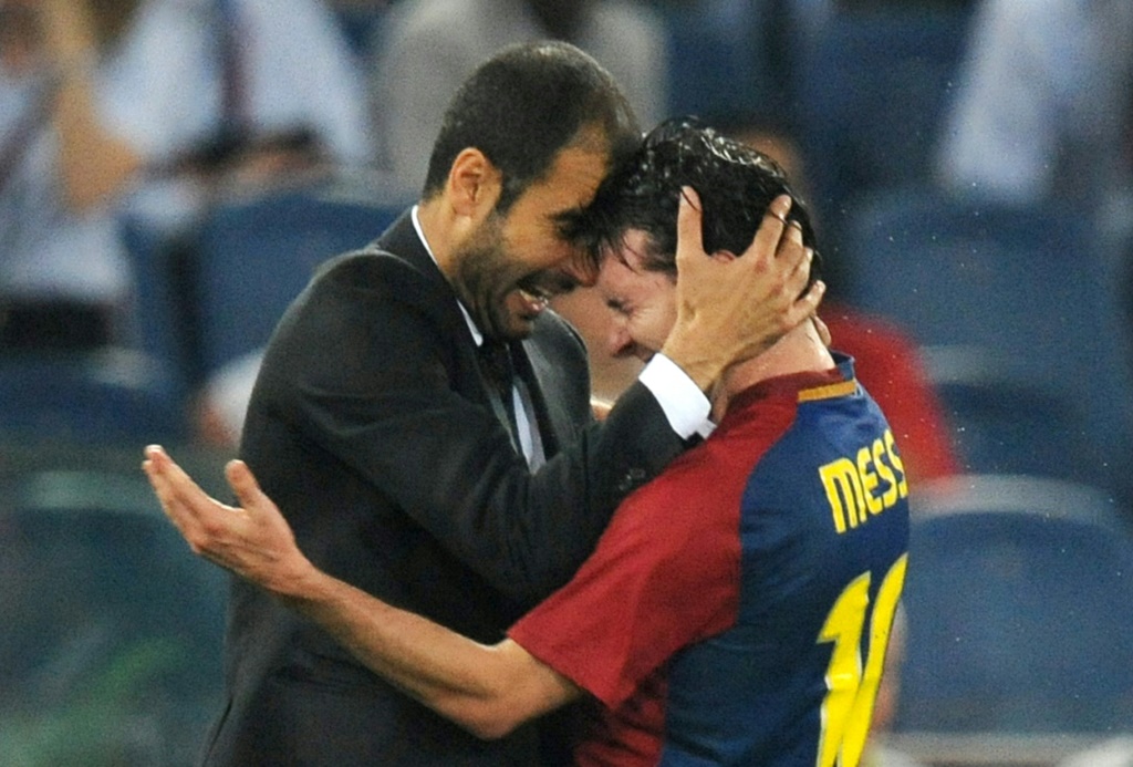 L'entraîneur Pep Guardiola félicite l'attaquant argentin Lionel Messi, lors de la finale de la Ligue des Champions face à Manchester United, le 27 mai 2009 au Stade Olympique à Rome