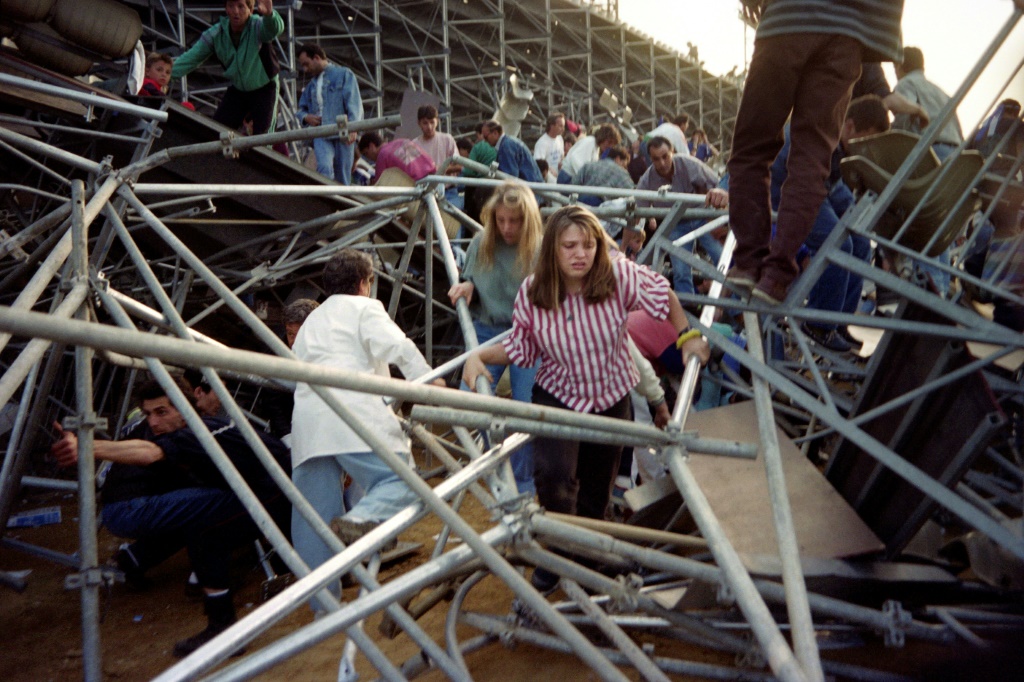 Des supporters tentent de se frayer un passage au milieu des décombres après l'effondrement d'une tribune dans le stade de Furiani, avant le match entre Bastia et Marseille, le 5 mai 1992