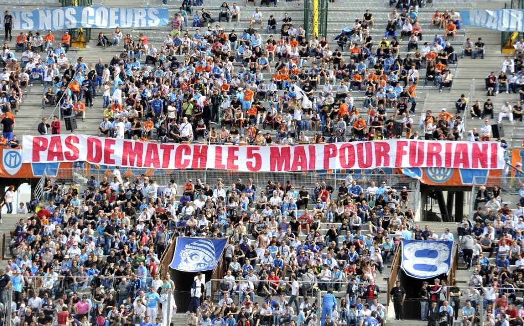 Des supporters marseillais ont déployé une banderole, le 4 mai 2013 avant le match contre Bastia au Vélodrome, en hommage aux 19 morts et 2.357 blessés dans l'effondrement d'une tribune du stade de Furiani, le 5 mai 1992 avant le match entre les 2 équipes