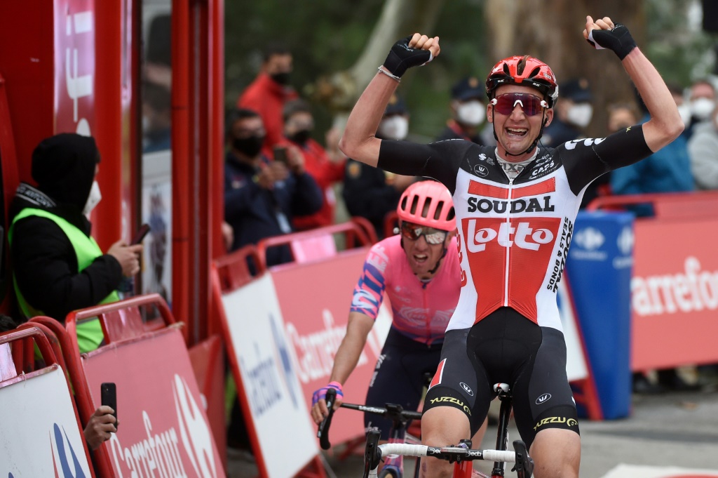 La joie du Belge Tim Wellens, après sa victoire dans la 14e étape de la Vuelta, disputée entre Lugo et Ourense, le 4 novembre 2020