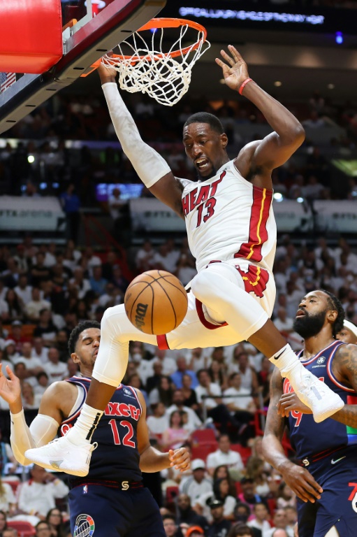 Dunk de Bam Adebayo, du Miami Heat, contre les Philadelphia 76ers en demi-finale de Conférence Est en NBA le 2 mai 2022 à la FTX Arena à Miami