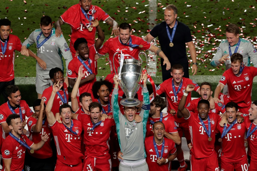 La joie du capitaine et gardien de but Manuel Neuer et de ses coéquipiers, après leur victoire, 1-0 face au Paris Saint-Germain, en finale de la Ligue des Champions, le 23 août 2020 à Lisbonne