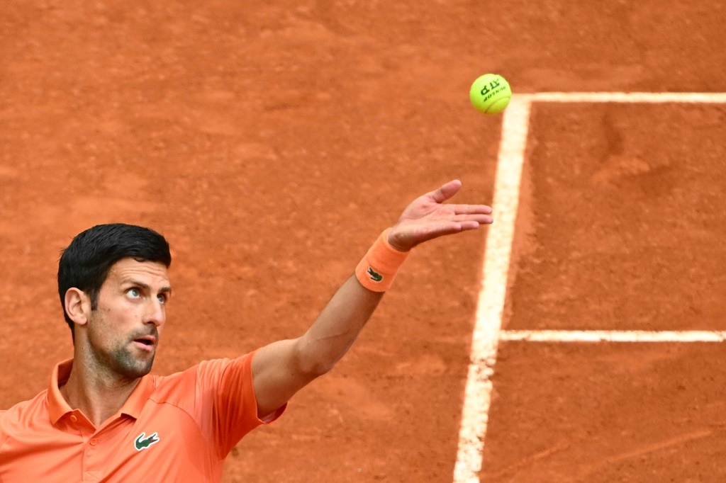 Le Serbe Novak Djokovic sert face à Gaël Monfils, lors de sa victoire, 6-3, 6-2, au 2e tour du Masters 1000 de Madrid, le 3 mai 2022