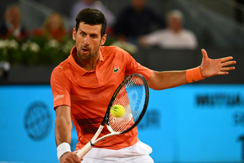 Le Serbe Novak Djokovic, à la volée, lors de sa victoire, 6-3, 6-2, contre Gaël Monfils, au 2e tour du Masters 1000 de Madrid, le 3 mai 2022