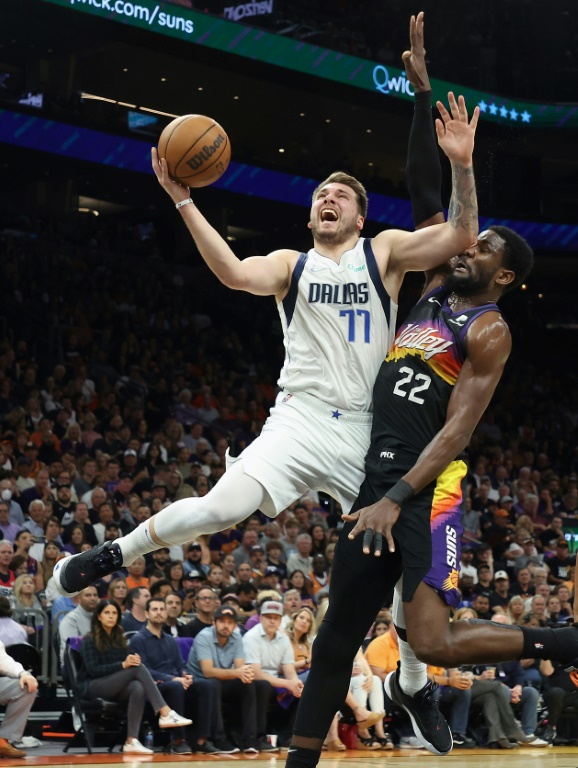 Luka Doncic des Dallas Mavericks s'envole contre les Phoenix Suns en demi-finale de Conférence Oues en NBA le 2 mai 2022 au Footprint Center à Phoenix