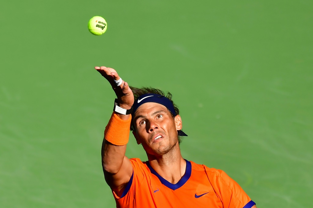 L'Espagnol Rafael Nadal sert face à l'Américain Taylor Fritz, lors de la finale du tournoi d'Indian Wells, le 20 mars 2022 en Californie