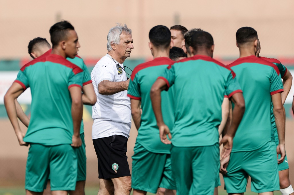 L'entraîneur bosnien du Maroc Vahid Halilhodzic s'adresse à ses joueurs lors d'un entraïnement, le 29 janvier 2022 à Yaoundé, à la veille du quart de finale de la Coupe d'Afrique des nations contre l'Egypte