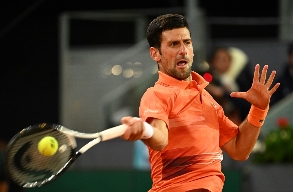 Le Serbe Novak Djokovic, lors de sa victoire, 6-3, 6-2, contre Gaël Monfils, au 2e tour du Masters 1000 de Madrid, le 3 mai 2022
