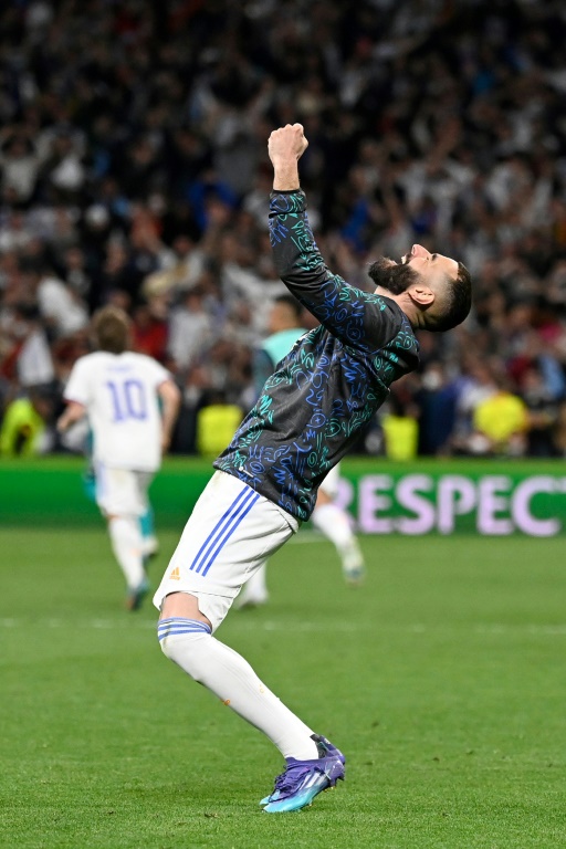Karim Benzema exulte à l'issue de la victoire du Real contre Manchester City en demi-finale retour de Ligue des champions, le 4 mai 2022 à Madrid