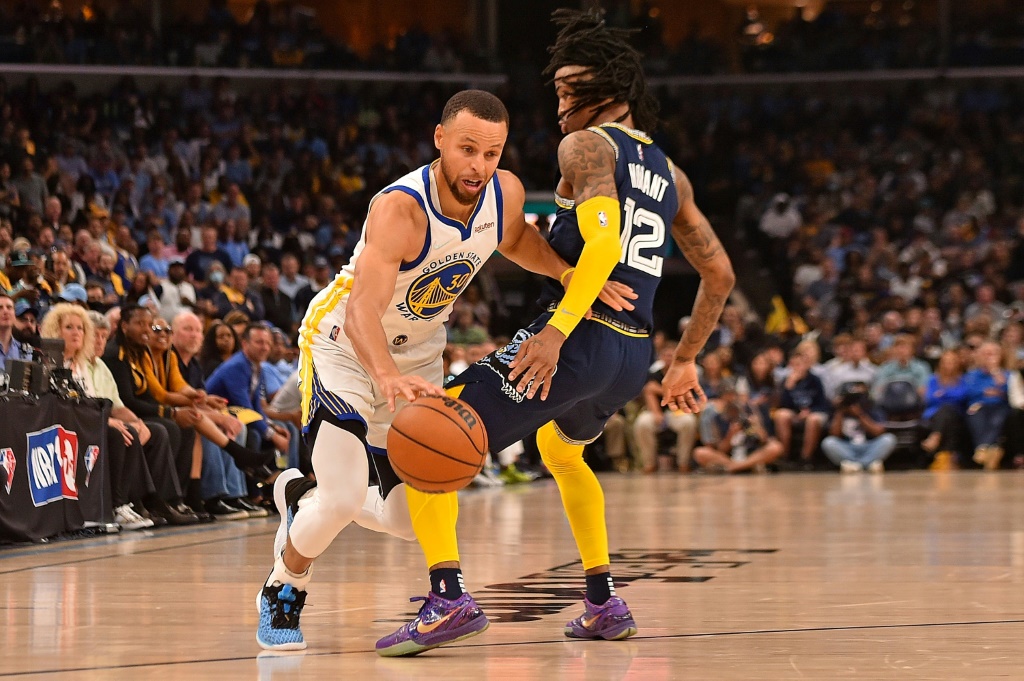 Stephen Curry des Golden State Warriors dribble Ja Morant des Memphis Grizzlies dans le match 2 de la demi-finale de Conférence Ouest en NBA le 3 avril 2022 à Memphis