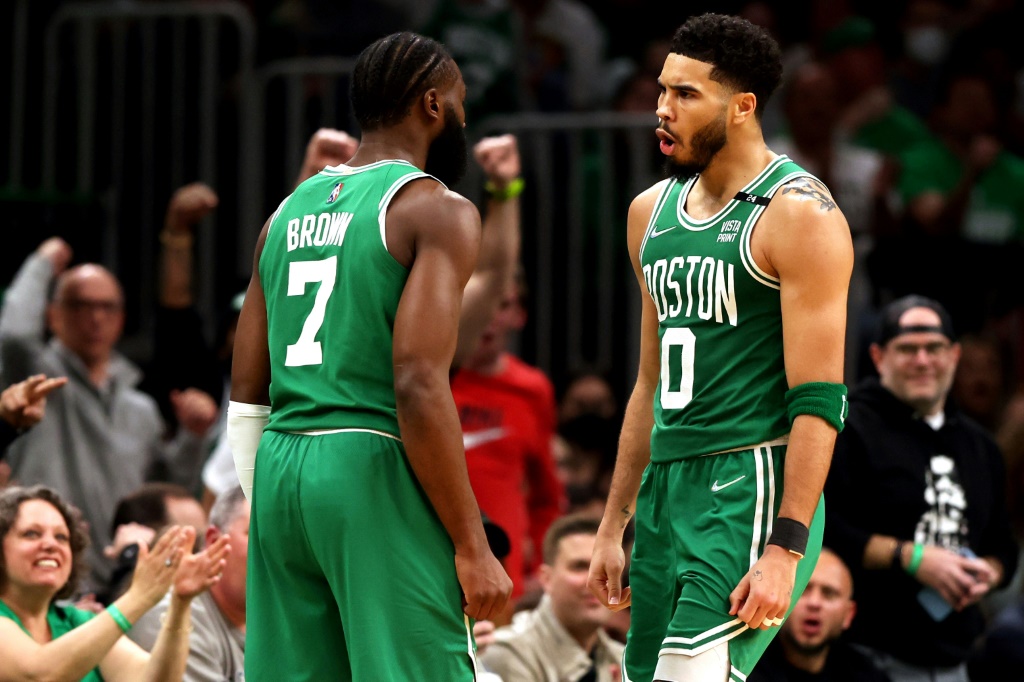 Jayson Tatum (d) et Jaylen Brown, fers de lance des Boston Celtics, contre les Milwaukee Bucks dans le match 2 des des demi-finales de la Conférence Est en NBA le 3 avril 2022 au TD Garden à Boston