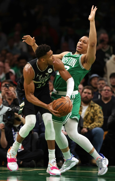 Giannis Antetokounmpo des Milwaukee Bucks gêné par Grant Williams des Boston Celtics dans le match 2 des demi-finales de la Conférence Est en NBA le 3 avril 2022 à Boston