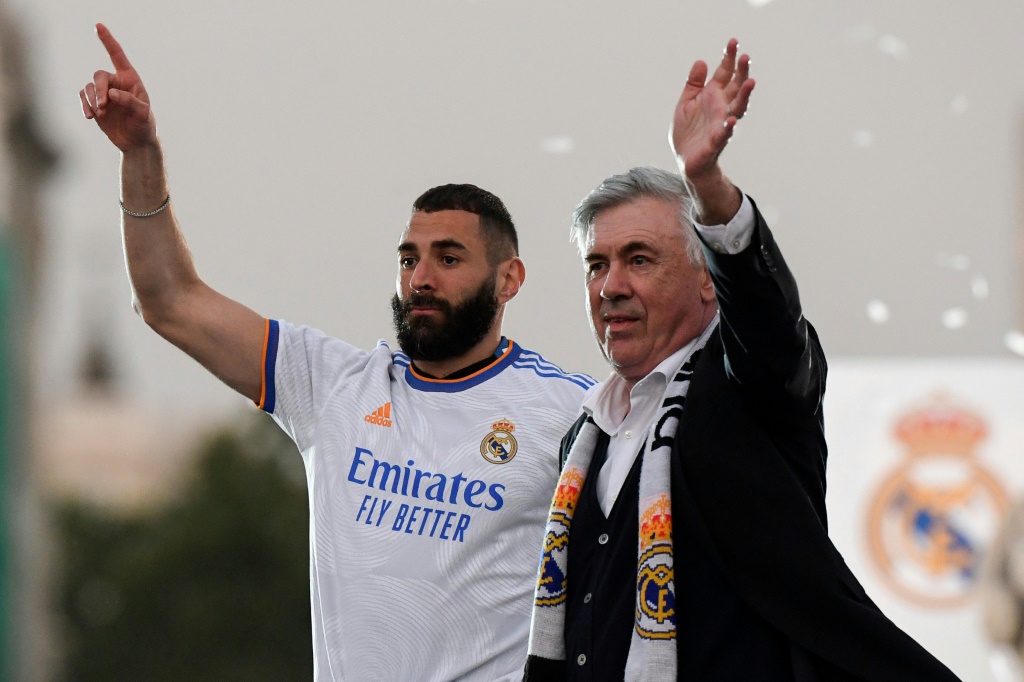L'attaquant Karim Benzema et l'entraineur Carlo Ancelotti lors de la célébration du 35e titre de champion d'Espagne du Real Madrid, le 30 avril 2022 à Madrid