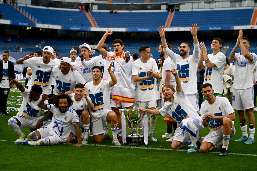 Les joueurs du Real Madrid célèbrent le 35e titre de champion d'Espagne du club, le 30 avril 2022 à Bernabeu