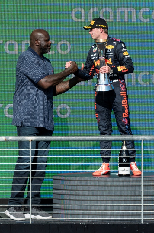 Shaquille O'Neal, ancienne star de la NBA, remet au Néerlandais Max Verstappen le trophée du vainqueur à l'issue du Grand Prix des Etats-Unis le 24 octobre 2021 sur le Circuit des Amériques à Austin, au Texas
