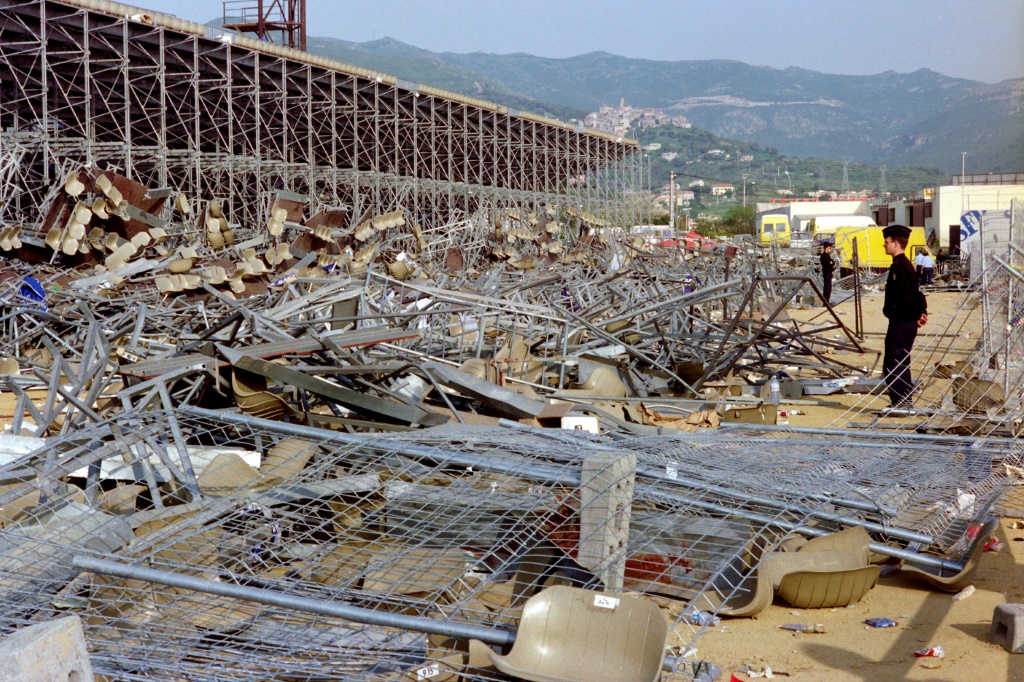La tribune effondrée du stade de Furiani, au lendemain du drame, le 6 mai 1992 en Corse