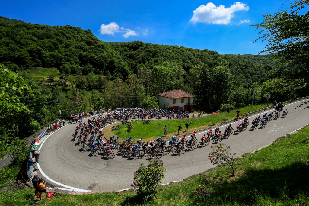 Le peloton lors de la 19e étape du Giro d'Italia 2021 le 28 mai 2021. L'édition 2022 du Tour d'Italie s'élance le 6 mai de Budapest sans Egan Bernal, vainqueur l'an dernier mais gravement accidenté en janvier