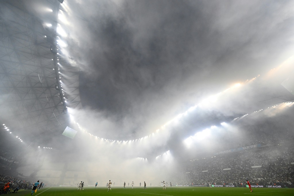 Le stade Vélodrome et ses fumigènes lors de la demi-finale retour de Ligue Europa Conférence OM-Feyenoord, le 5 mai 2022