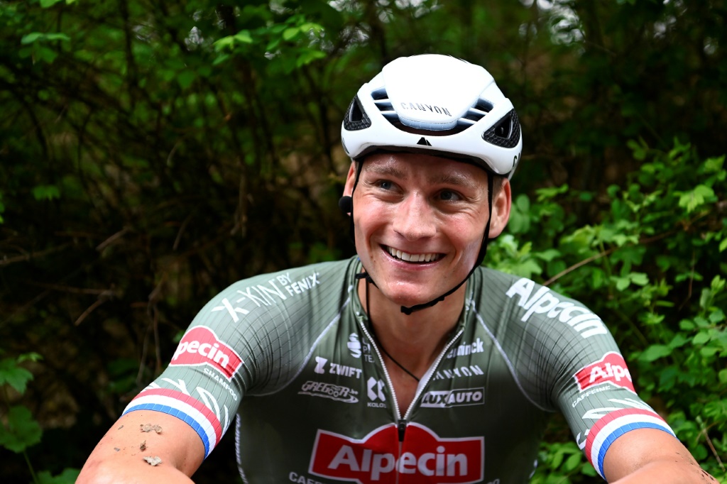 Mathieu van der Poel tout sourire après sa victoire dans la 1re étape du Giro, le 6 mai 2022 à Visegrad (Hongrie)