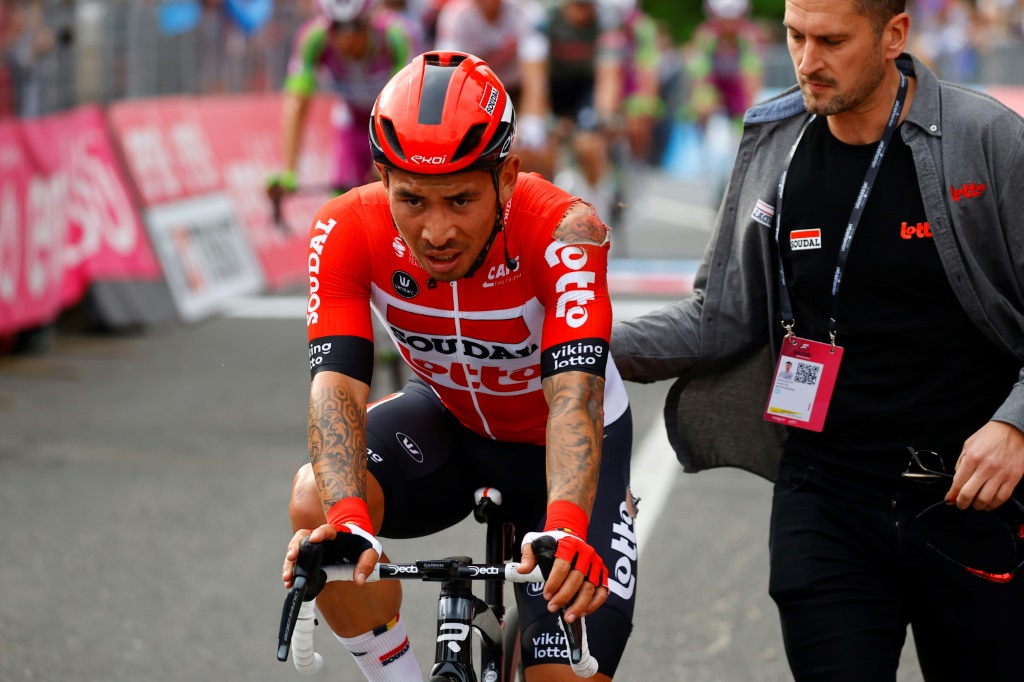L'Australien Caleb Ewan après sa chute à l'arrivée de la 1re étape du Giro, le 6 mai 2022 à Visegrad (Hongrie)